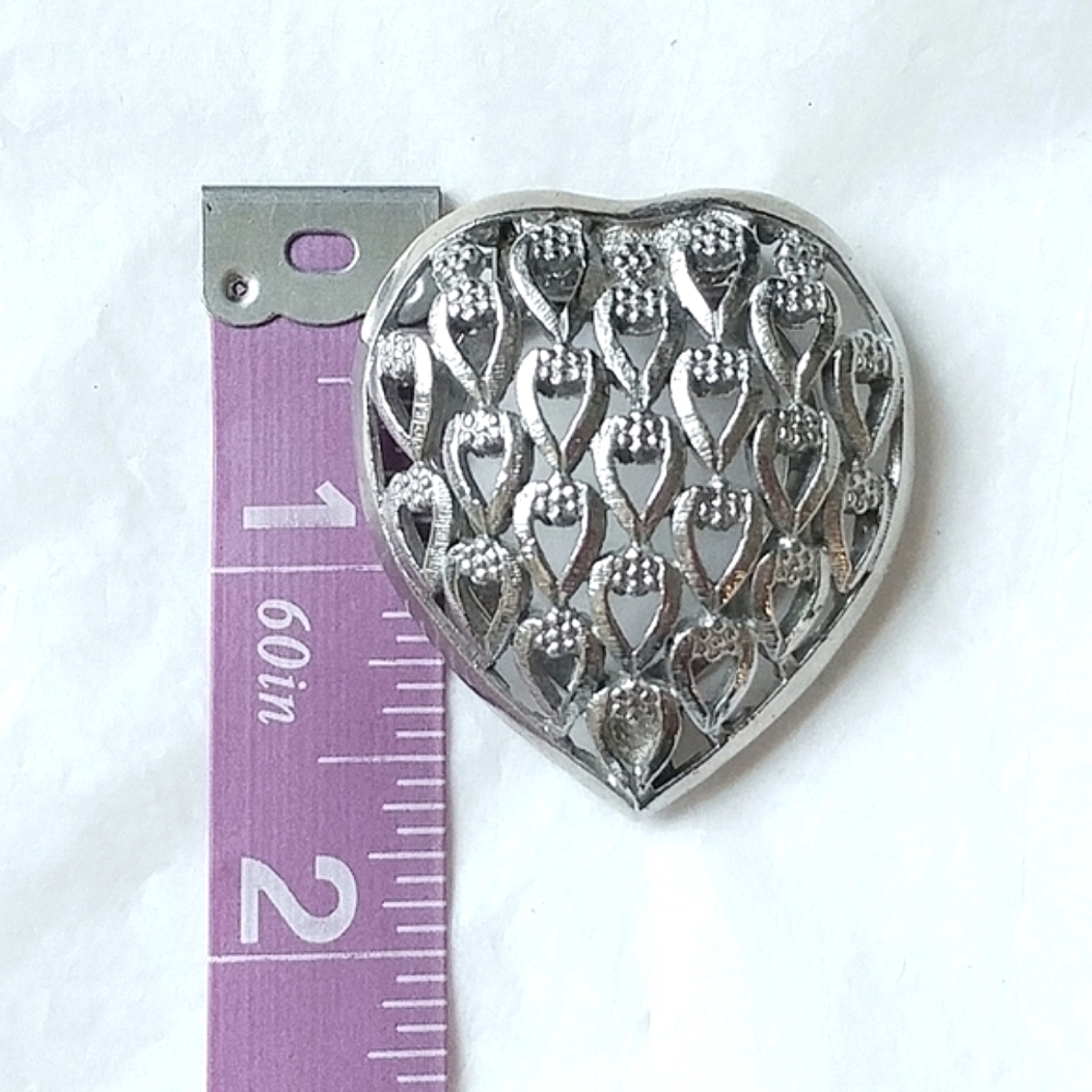 CELEBRITY SILVERTONE HEART SHAPED SCARF CLIP - VINTAGE SCARF HOLDER - Picture 5 of 5